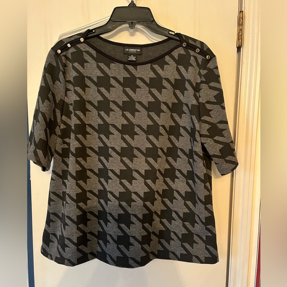 Liz Claiborne stylish black and gray houndstooth Ladies short-sleeved shirt. XL